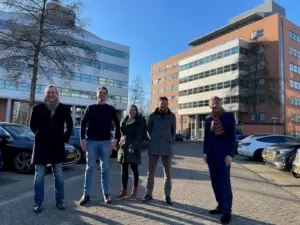 Wethouder en ambtenaren gemeente Ouder-Amstel op bezoek bij ontwikkelaar op locatie Entrada.