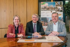 Ondertekening overeenkomst wethouder gemeente Ouder-Amstel en Eigen Haard