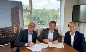 V.l.n.r. Wethouder Victor Frequin, eigenaar Christiaan Swen en ontwikkelaar Gyula Őry.