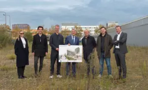 Ondertekening vond plaats op locatie Van der Madeweg. Op de foto Sascha Eerdhuijzen (Ouder-Amstel), Jan Stoop (COD), Bouke Kapteijn (Ouder-Amstel), wethouder Victor Frequin (Ouder-Amstel), Ton van Oosten (Steengoed), David Wiegel (Insync Real Estate), Enno Otten (COD).