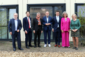 Groepsfoto van wethouders gemeente Ouder-Amstle en gemeente Amsterdam, directeuren bij de opening van het nieuwe complex 'Het Passantenpension'